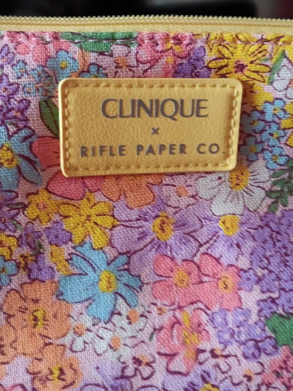 New Clinique Cosmetic Bag with 5 Travel Size Products - Picture 4 of 8